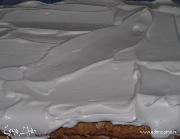  Охлажденные коржи перемазать сливками.