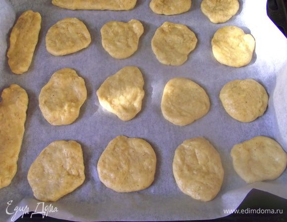 Печенье сделать по этому рецепту: http://www.edimdoma.ru/recipes/32600, можно половину порции, я лишнее тесто убрала в морозильник, потом ещё обязательно пригодится.