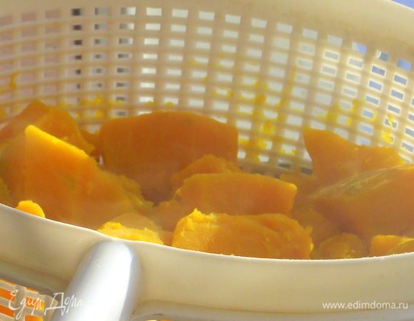 Тыкву сварить до готовности и остудить.
