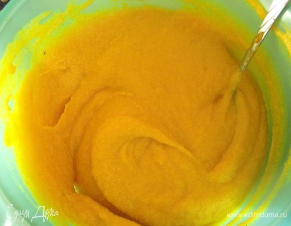В блендере смешать тыкву яйца, манку, сахар, всё хорошенько взбить в пюре.