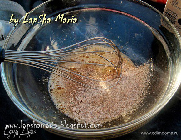 Хлопья перемолим в блендоре или кофемолке. Добавим в миску и все вместе взобьем. Дадим немного времени хлопьям набухнуть.