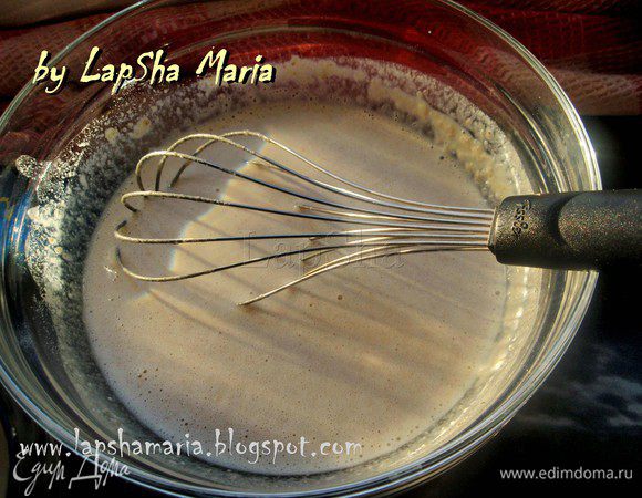 Теперь постепенно добавим цельнозерновую муку и молоко, взбивая венчиком в однородную массу. Главное, чтобы не было комочков. Консистенция должна получиться примерно как у сливок 22%.