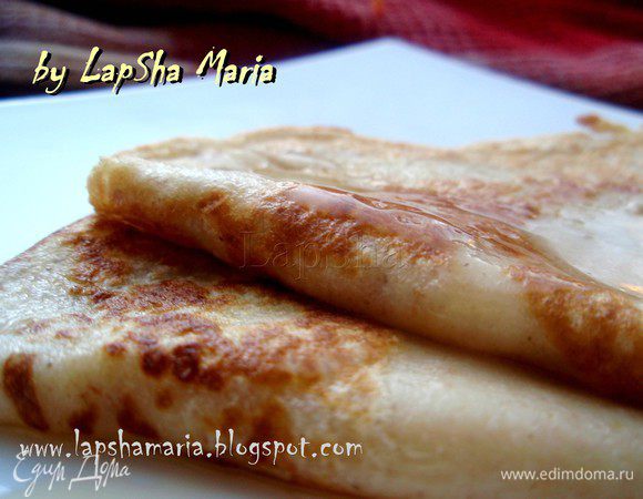 Хорошо разогреем сковороду на сильном огне. Добавим немного масла и поджарим блинчики с двух сторон. С тестом работать удобно, оно хорошо и равномерно растекается по сковородке. Смазываем блинчики кленовым сиропом и складываем. Приятного вам завтрака!