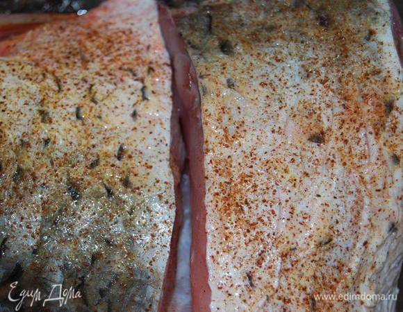 Карпа помоем,очистим.Если не сильно крупный,используем целым,если крупный-нарежем на большие куски. Кладем карпа в кастрюлю,посыпаем солью и пряными добавками.