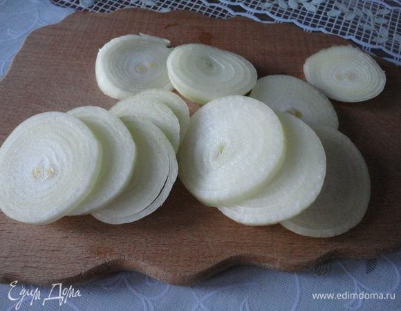 Чистим лук и нарезаем кольцами.