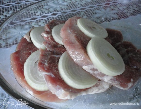 Присолить и присыпать перцем с двух сторон каждый кусочек мяса и уложить в форму для запекания.
