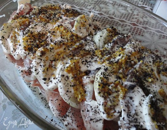 Верх мяса поливаем оливковым маслом, затем смесью сметаны и майонеза, присыпаем чесноком,базиликом и горчицей.