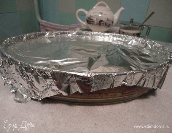 Плотно закрываем фольгой и запекаем в духовке 1.5 часа. Если предпочитаете золотистый цвет мяса,за 15мин. до готовности открыть фольгу. Приятного аппетита!