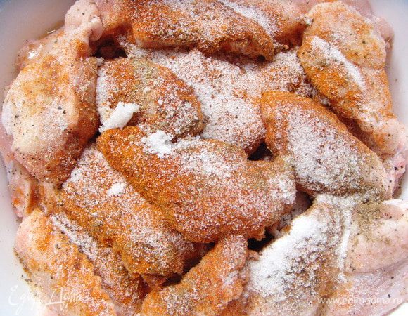 Добавить масло и специи. 