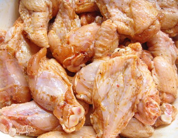 Тщательно перемешать и оставить мариноваться минут 20-30.