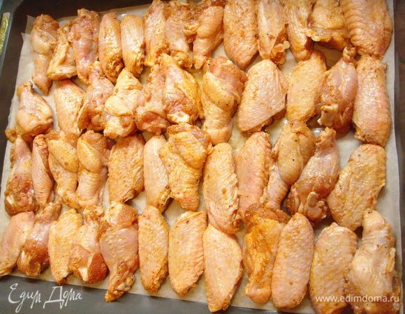 Насыпать муки и тщательно перемешать. Выложить на противень, застеленный пергаментной бумагой и смазанный растительным маслом. Лучше сложить на силиконовый коврик для выпечки.