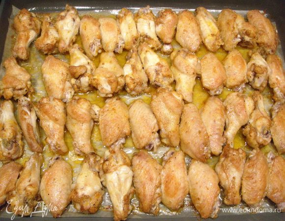 Запекать при температуре 220 градусов в течение 20 минут. Затем перевернуть и запекать еще 20-25 минут.