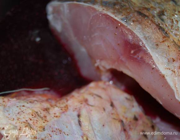 Вливаем вино и уксус.