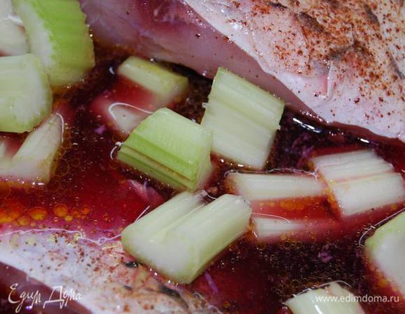 Выкладываем коренья(я использовала стебли сельдерея).