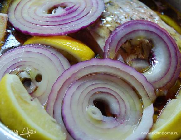 Нарезанный кольцами лук (кто не любит,можно и без лука) и ломтики лимона.