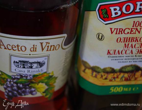 Оливковое масло и сахар.
При необходимости,для того,чтобы рыба была полностью покрыта жидкостью,добавим овощной или рыбный бульон. 