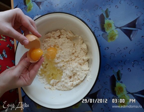 В творог разбить 2 яйца.