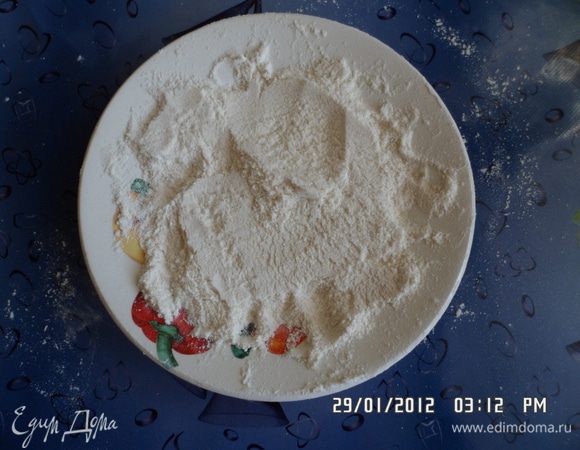 На отдельной тарелочке смешать оставшуюся манку и муку