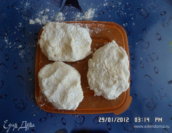 Сформировать сырники и обвалять в муке и манке