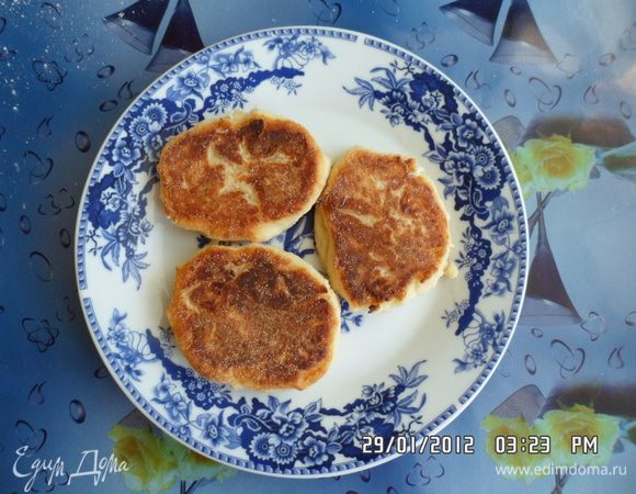 Выпекать на разогретой сковороде до золотистой корочки.

Подавать с сахарной пудрой и сгущеным молоком.