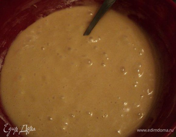 Поставить емкость со взбитыми яйцами на водяную баню ( дно не должно касаться воды), накрыть крышкой. Время от времени массу помешивать ложкой пока она не увеличится в объеме в три раза.