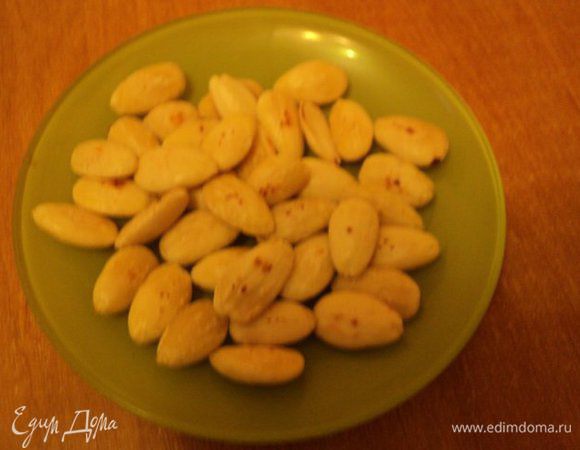 Миндаль залить кипятком на 5 мин, затем очистить от кожицы и подсушить на сковородке. Затем измельчить в блендере.