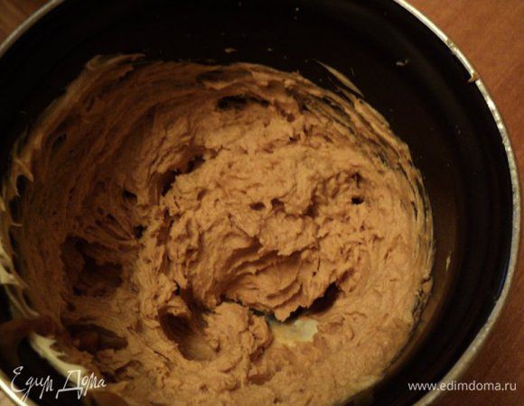 Размягченное масло взбить миксером, добавить постепенно сгущенку и в конце молотый миндаль.