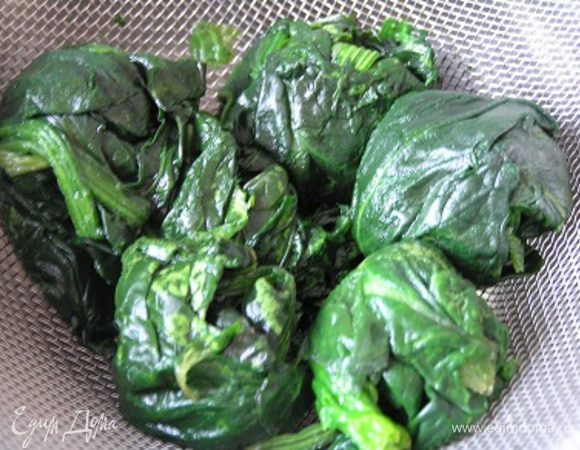 Разморозить рыбу и шпинат, если нужно. Шпинат перебрать, обсушить.