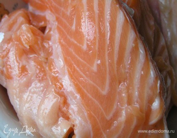 Филе лосося вымыть, обсушить бумажным полотенцем, нарезать крупными кубиками.
