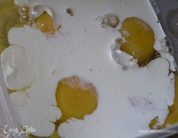 Яйца взбить со сливками, посолить, поперчить.