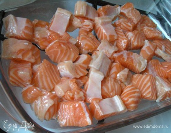 Духовку разогреть до 200*С. Форму для запекания смазать маслом, выложить филе лосося, присолить,