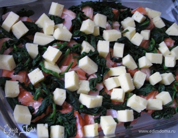 затем выложить шпинат и сыр, нарезанный небольшими кубиками.