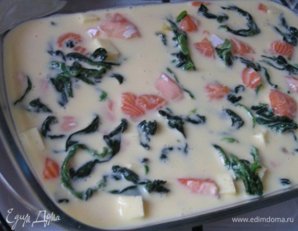 Залить яичной смесью.