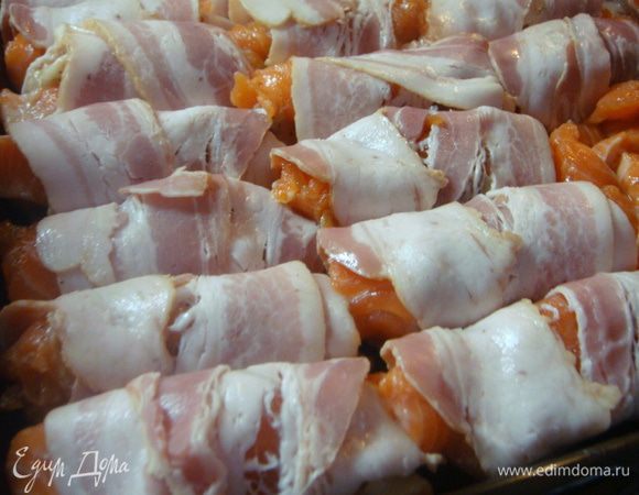 Когда рыба замаринуется можно приступить к сборке шубки.Каждый кусочек рыбы заворачиваем в бекон и выкладываем на противень.