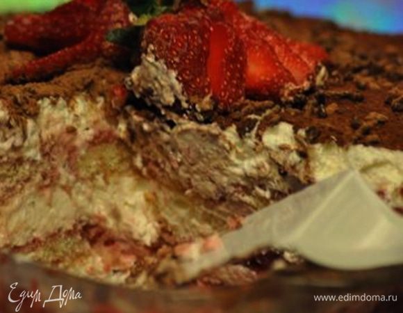 В небольшой миске смешать сыр маскарпоне, сахарную пудру, и 1 ст л апельсинового ликёра.
Миксером взбить сливки, смешать с сырной массой.

В блендере или комбайне сделать гладкое пюре из клубники, апельсинового ликёра, сахара, и апельсинового сока. Переложить в неглубокую посуду.

Обмакнуть 12 печеней в клубничное пюре и выложить на дно формы. Полить сверху 120 мл/1/2 чашки клубничного пюре и 1/2 сливочного крема. Повторить с оставшимися печеньем, пюре, и кремом (должно получить 2 слоя).
Разровнять верхний слой лопаточкой. Накрыть форму и поставить в холодильник на 8-12 часов, для пропитки печенья.

Перед подачей посыпать какао или тёртым шоколадом, украсить порезанной веером клубникой.
