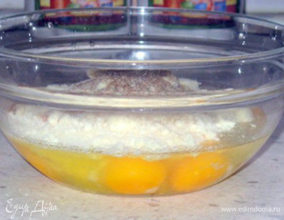Взбить яйца с манкой, тертым сыром, щепоткой мускатного ореха, солью и перцем.