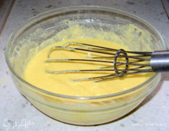 Растопить масло и медленно добавить в массу, помешивая венчиком.