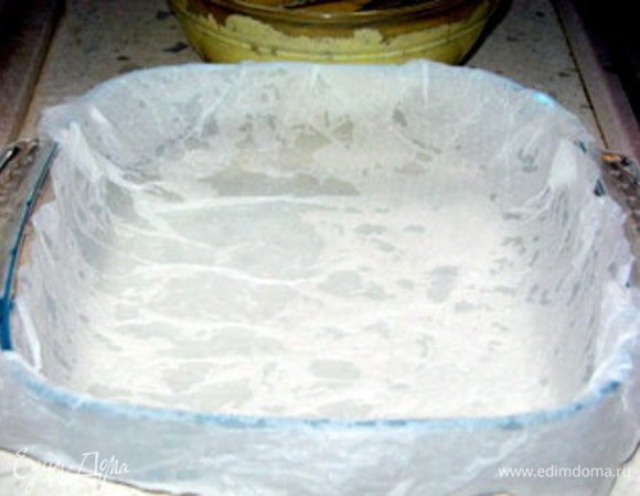 Форму для выпечки покрыть смоченным пергаментом.