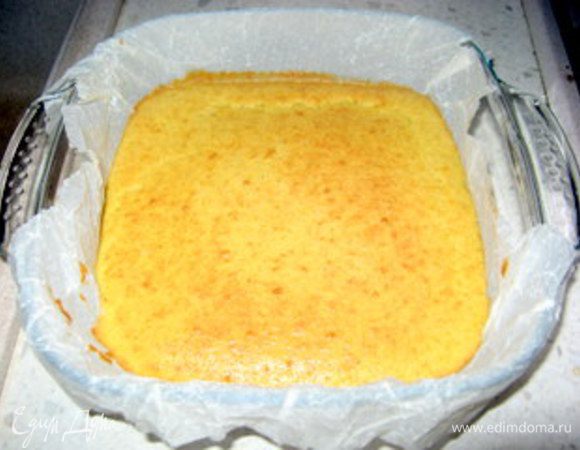 Влить массу в форму и выпекать при 180° около 25 минут или пока поверхность не станет золотистой.