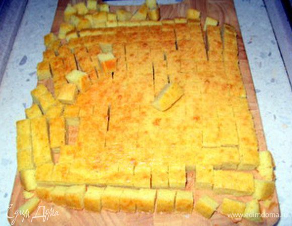 Достать из духовки и дать остыть, затем нарезать на кубики 1Х1 см.