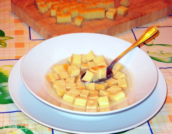 Залить кубики в тарелках горячим бульоном и дать постоять пару минут, чтобы они пропитались бульоном.