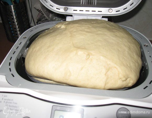 Тесто замесите в хлебопечке, комбайне или руками. Дайте подойти 1–1,5 часа.<br />
Дрожжевое тесто для сосисок должно быть мягким и податливым. В процессе выпечки оно еще увеличится в размере.