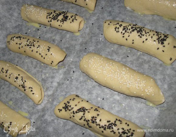 Смажьте яйцом и посыпьте кунжутом.