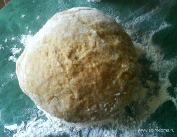 На стол высыпать муку горкой, 2 яйца слегка взбить с солью и оливковым масло, вылить в углубление в муке, замесить тесто. Дать немного отдохнуть.