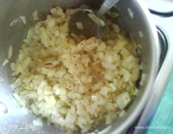 В кастрюле с толстым дном растопить сливочное масло, поджарить лук до золотистого. Добавить муку, интенсивно помешивая тушить 2 минуты. Добавить специи, порциями вливать молоко, хорошо перемешивать, чтобы не было комков. 