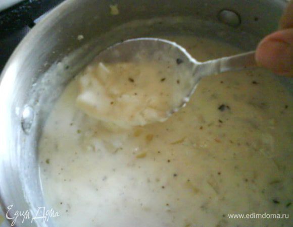 Когда соус будет оставаться на ложке добавить тунец, тертый сыр, тушить несколько минут, добавляем горчицу, тушим еще несколько минут, до однородности.