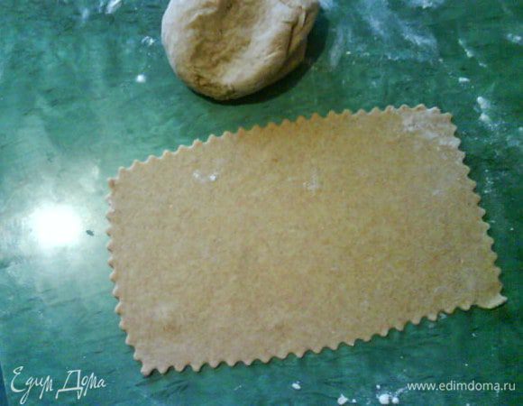 Из теста формируем листы лазаньи. Я делала цельные как и форма. Раскатываем тонко, можно порезать на полосы, как кому угодно