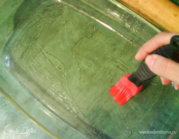 Форму смазываем сливочным маслом