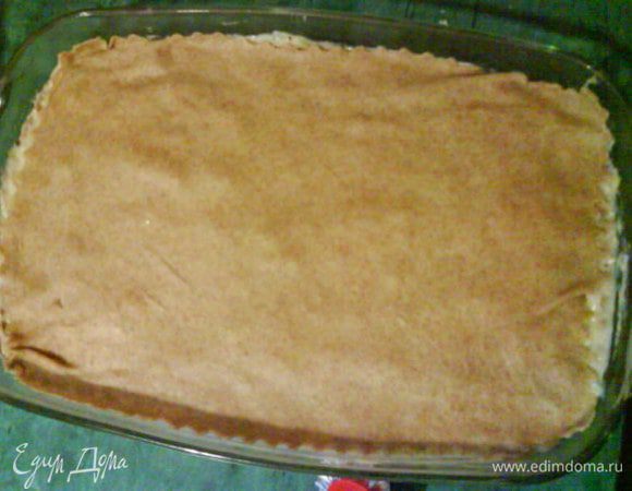 накрываем листом лазаньи, сверху слой соуса и слой кружочков помидор (я ложила сушеные, но лучше свежие, очень вкусно). Снова слой лазаньи, соуса, помидор 