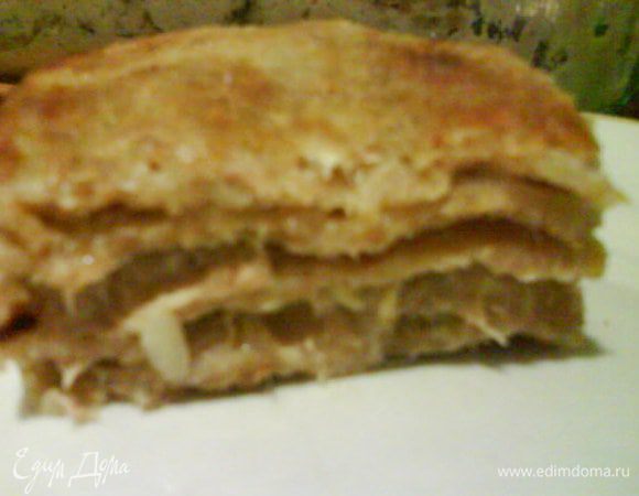 Верхним слоем должне быть соус. Посыпать сверху тертым сыром, кружочками помидор. Накрываем фольгой. Запекать 25 минут при 180 градусах. Снять фольгу и запекать еще 20 минут до золотисто-коричневого цвета. Подавать с овощным салатом.
Плюс этого блюда, его можно заморозить, а перед приготовлением разморозить и запекать.
Приятного аппетита!!!